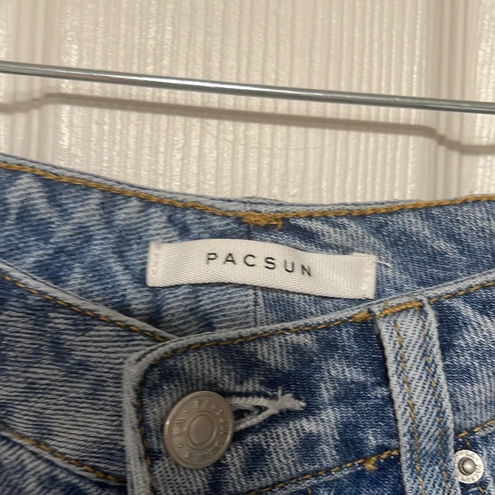 Pacsun Distressed Denim Cuffed Women’s Mom Jean Shorts Size 26 - Picture 3 of 6